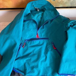 Vintage Sierra designs windbreaker/shell.